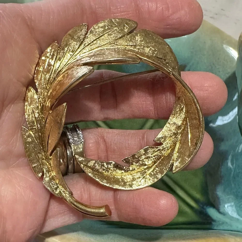 Vintage Signed MONET Brushed Gold Tone Wreath Brooch